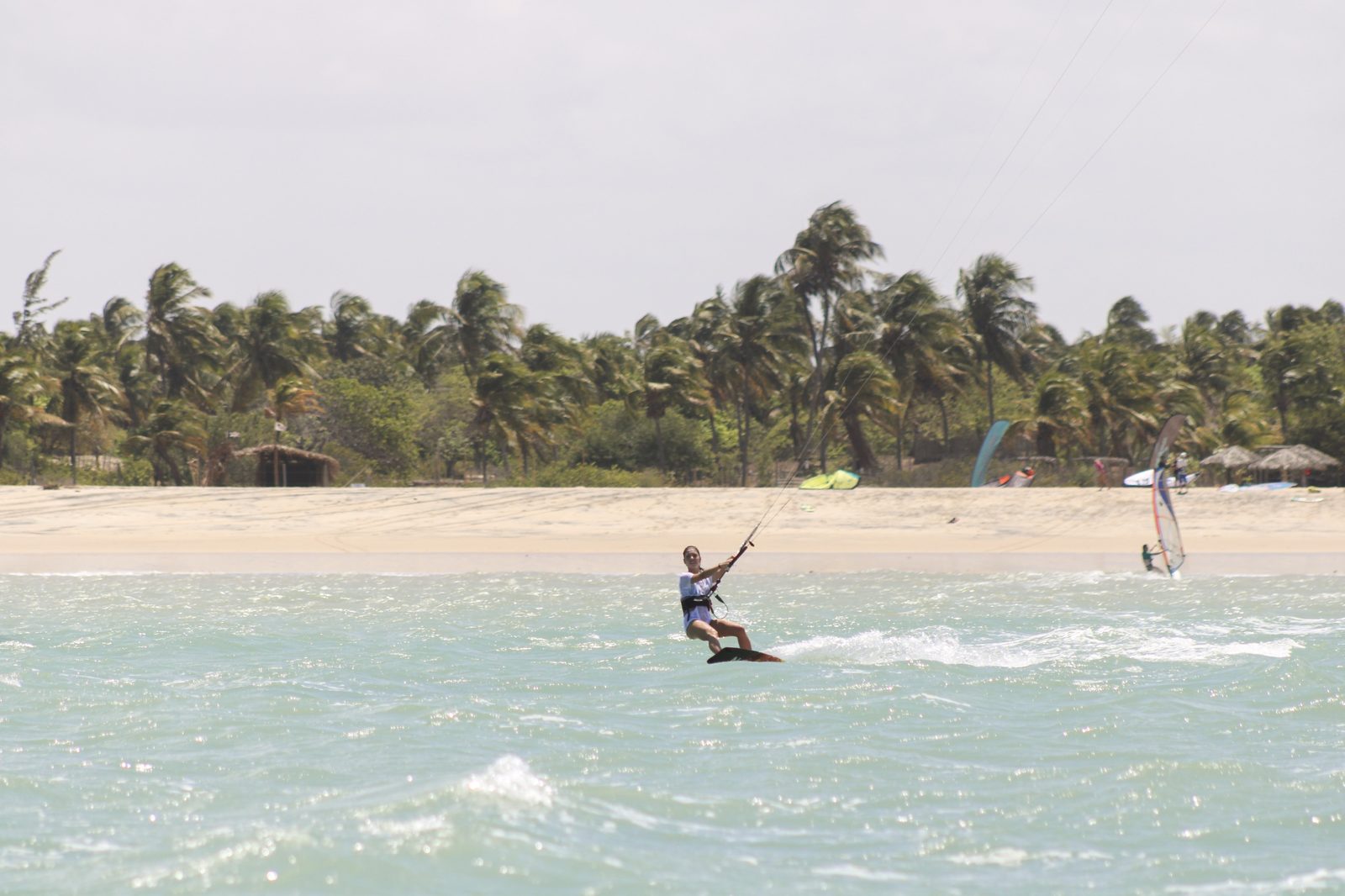 Kiter navegando en un spot amplio