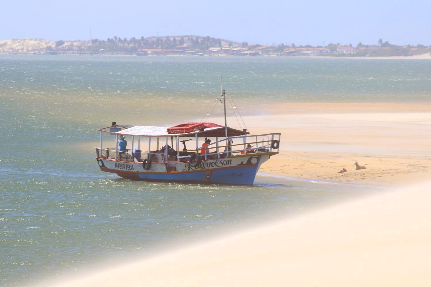 El barco que nos lleva a la siguiente parte del viaje