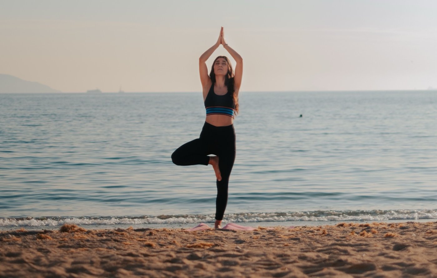 Yoga al amanecer, frente al agua