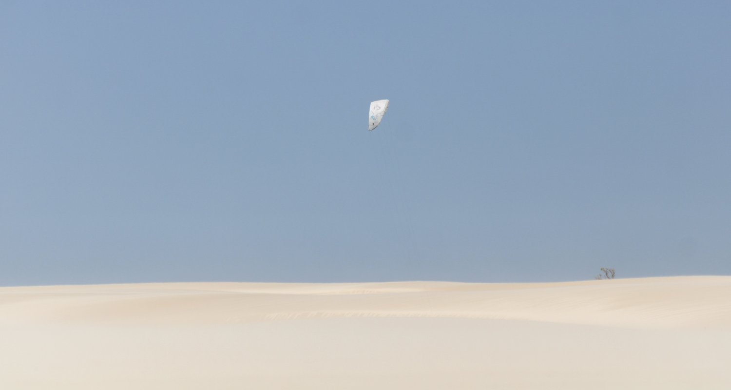Las dunas de Galinhos con un kite arriba