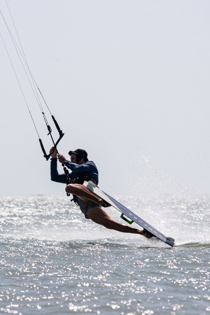 Kiter navegando en pleno salto