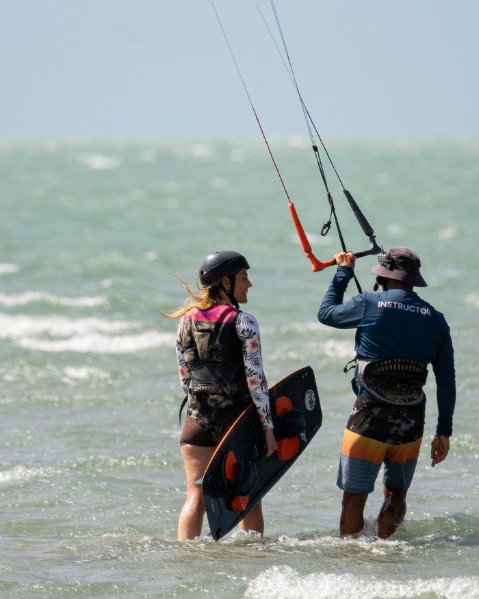 Instructor acompañando a una alumna en el agua