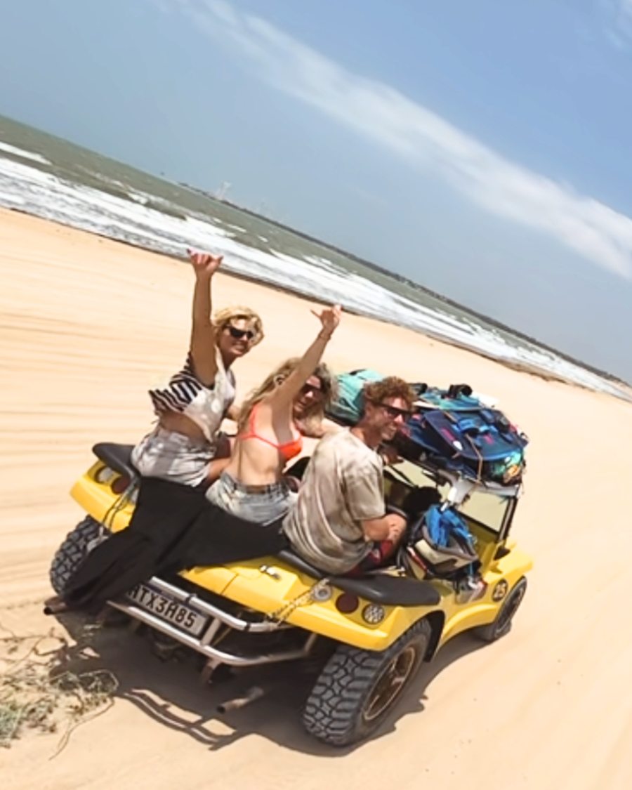 El buggy andando por la playa con el grupo arriba