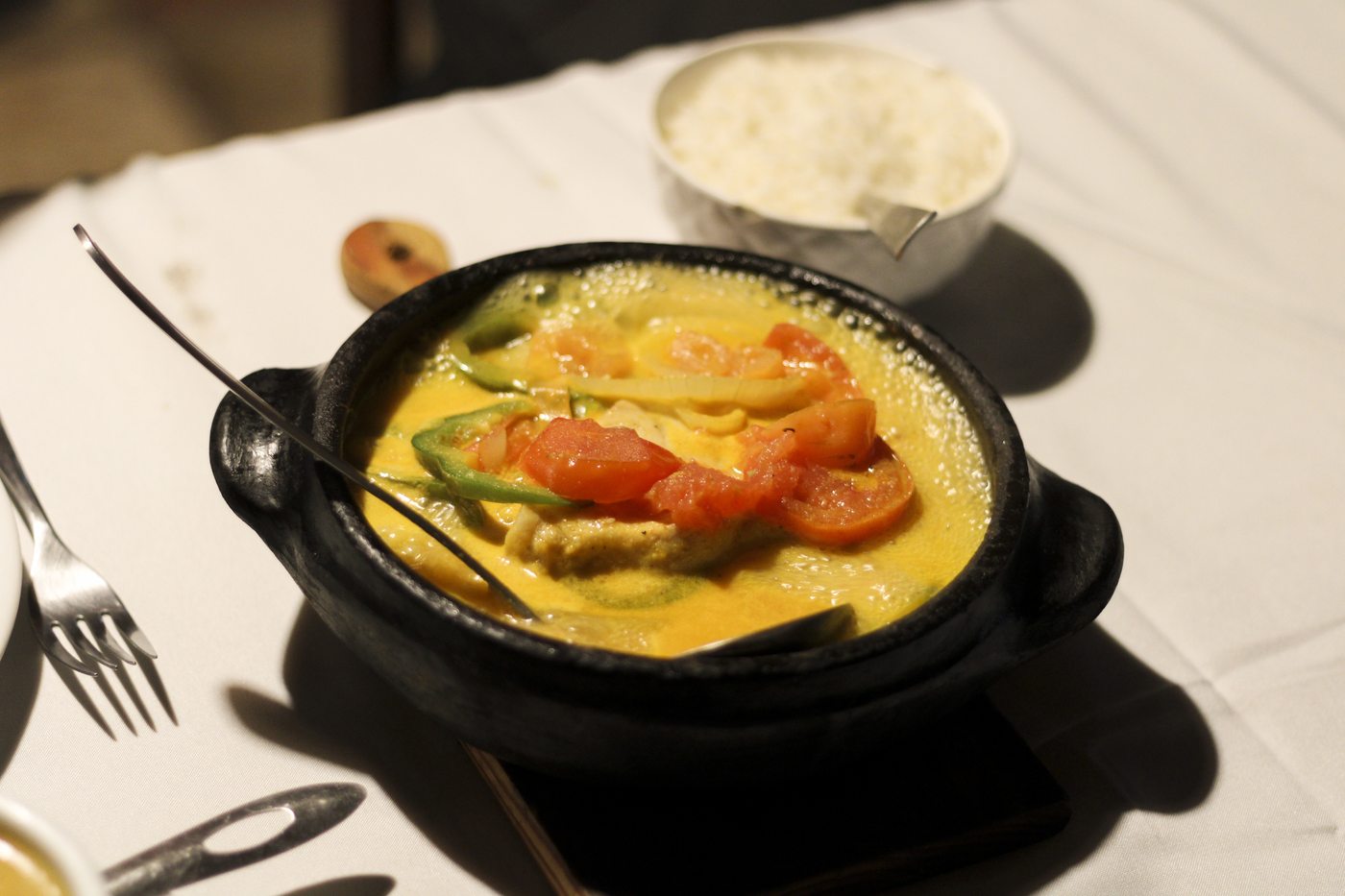 Moqueca servida en olla de barro