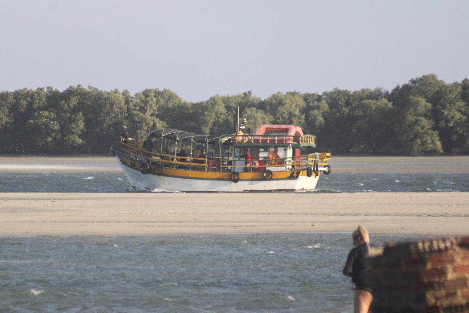 El barco navegando frente a los manglares, rumbo a la península