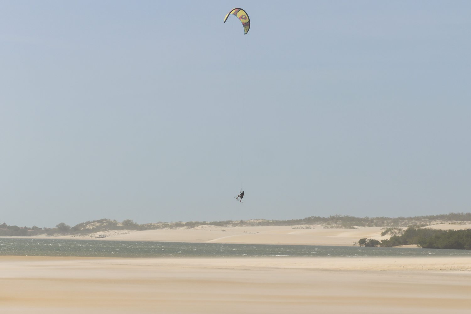 Kiter en el aire sobre los bancos de arena de Galinhos