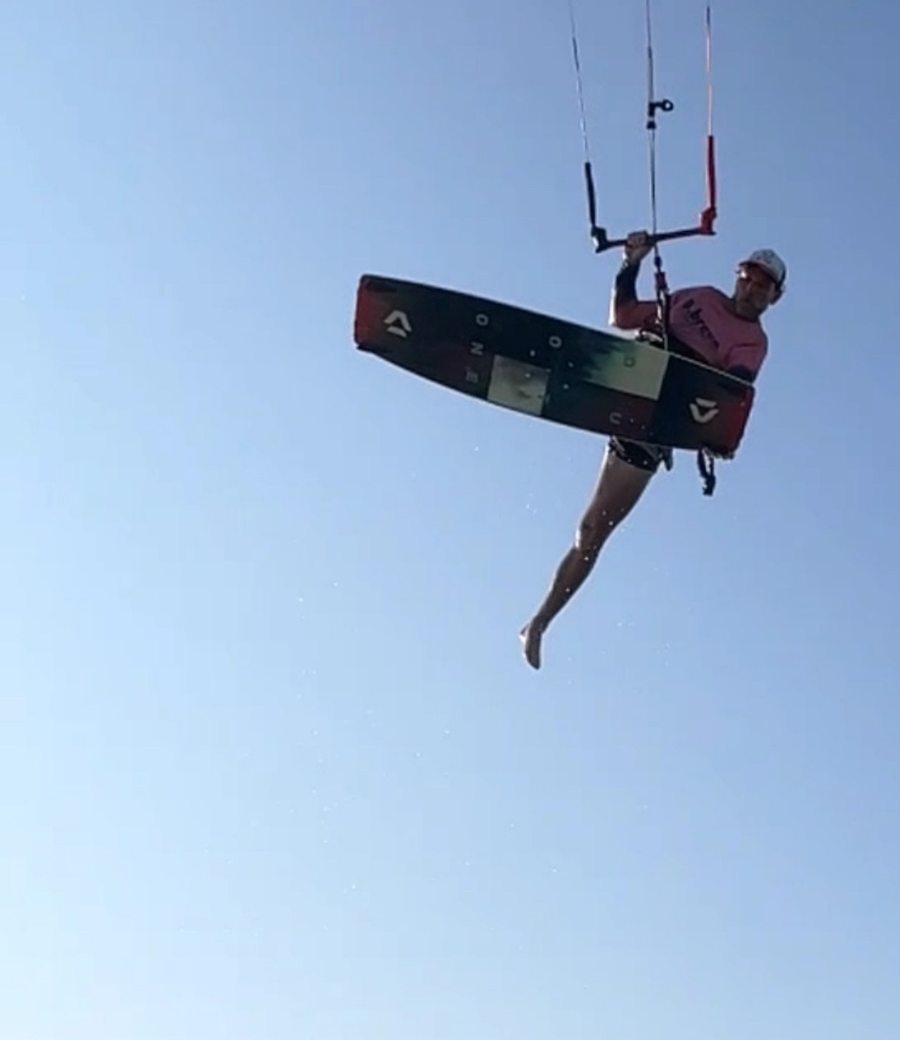 Salto limpio contra el cielo
