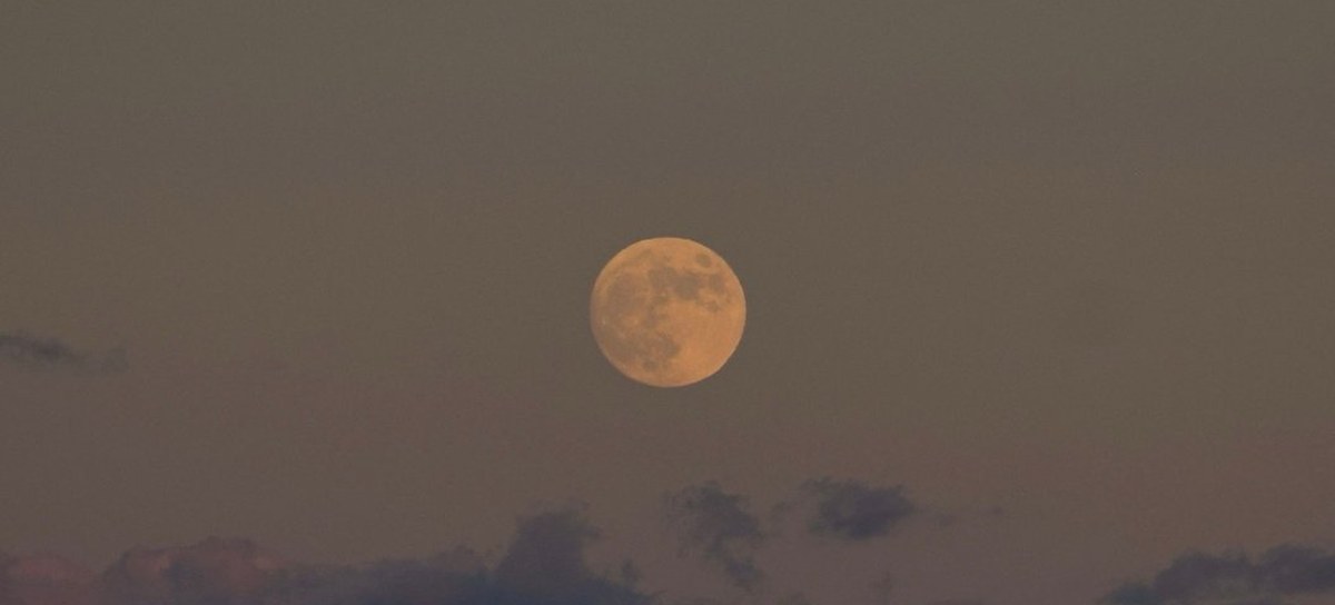 La luna llena saliendo sobre el mar