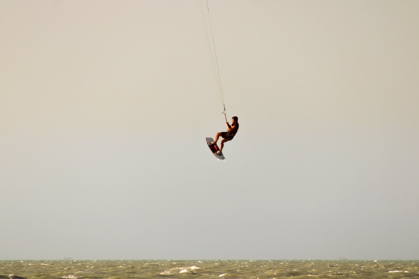 Kiter bien alto sobre el agua